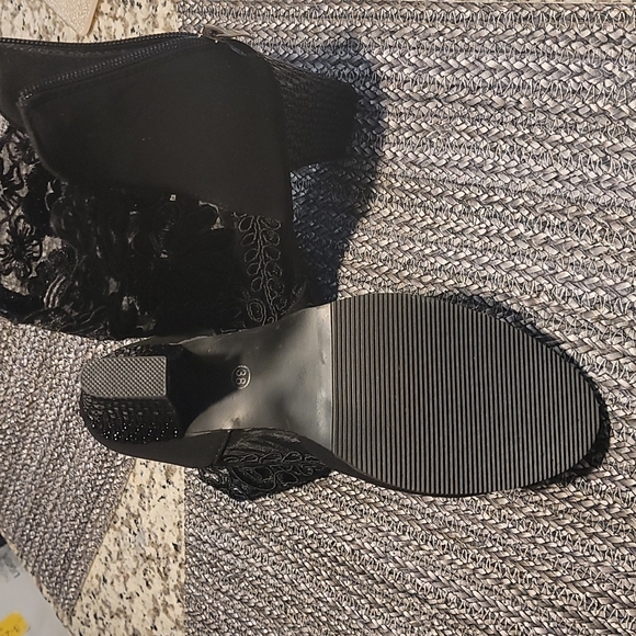 Black lace 2 1/2 inch heel shoe size 8 or 38 - Picture 3 of 4